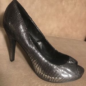 NEW! Charles Albert 8M Silver Metallic & BLK Heels